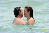 组图：凯特-沃什身材走样 与男友甜蜜戏水