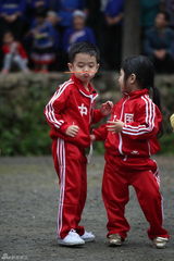 组图：多多贝儿集市风波显情深 复古运动会欢乐