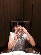 组图：田亮女儿森碟埋头狂吃惊呆叶一茜 女汉子本色再现