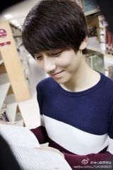 组图：清华校草李润东走红 女妆照生活照颜值爆表