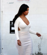 组图：卡戴珊半球外露裸背诱人 扭肥臀招摇过市