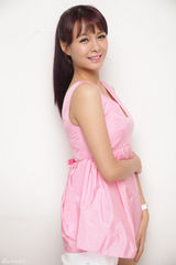 组图：《把爱带回家》女主角沈梦辰甜美写真