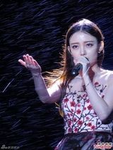 组图：汪小敏亮相民歌节 穿露肩长裙暴雨中献唱