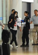 组图：汤唯回京戴口罩被认出 快餐店点餐显亲民