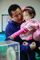 组图：王中磊李小鹏两家游杭州 吴尊探班侯佩岑