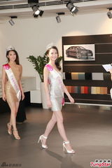 组图：港姐三甲超短裙秀玉腿 邵珮诗自曝单身