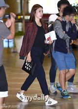 组图：韩女团Girls Day现身机场 上身过秋天下身过夏天