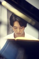 组图：《明日如歌》周元剧照 变安静钢琴美男
