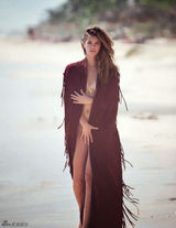 组图：超模芭芭拉湿身诱惑 沙滩少女宽衣解带