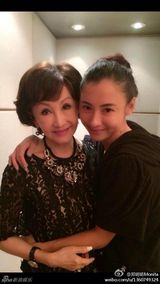 组图:张柏芝母子会友 兄弟俩扮消防员乐在其中