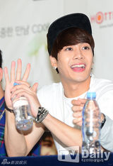 组图：韩团GOT7办粉丝会 卖萌搞怪十分开心