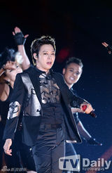 组图：JYJ热力开唱 金在中秀胸肌纹身隐现(朴有天/金俊秀)