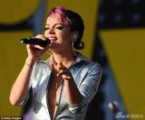 组图：莉莉艾伦火辣High唱 频露点走光全然不顾