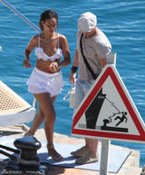 组图：蕾哈娜蕾丝内衣配超短裙 拿扇子风情万种