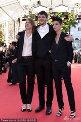 组图：克莱尔-伯格亮相 左拥右抱