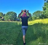 组图：邦臣一家公园玩耍 辣妈秀长腿萌宝抢眼