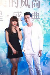 组图：何炅叶璇许茹芸等群星出席时尚盛典