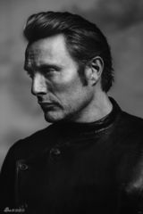 组图：“汉尼拔”米科尔森曝写真 气质神秘迷人