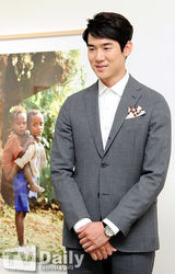 组图：演员柳演锡办个人影展 用镜头传递希望