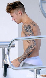 组图：比伯挨揍后无损心情 与神秘女激情一整夜