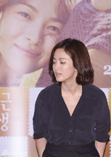 组图：宋慧乔逃税首露面　鞠躬道歉:对不起大家