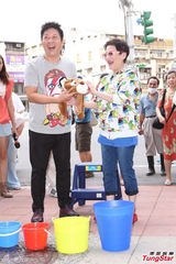 组图：小燕姐挑战冰桶 否认与F姓药头熟识