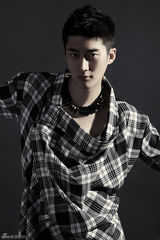 组图：宋珉宇潮装写真 目光深邃气场足