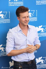 组图：《鸟人》亮相威尼斯 诺顿石头姐俏皮搞怪