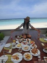 组图：长腿与比基尼！安以轩和闺蜜海边秀性感