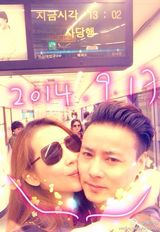 组图：蔡少芬生日晒吻照秀恩爱 张晋回应牵手照