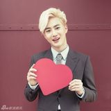 组图：EXO全员拿红心 酷帅呆萌各有各范儿