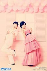 组图：曝燕小六与爱妻婚纱照 姿势搞怪温馨有爱