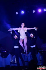 组图：看王菀之演唱会72变！泳装透视钢管舞