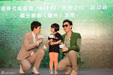 组图：萧煌奇关爱眼疾儿童 携小臭臭演绎成名曲