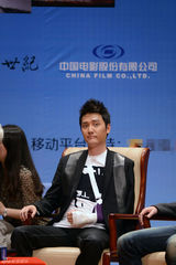 组图：《狼图腾》冯绍峰打石膏亮相 想念狼儿子