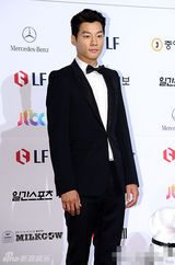 组图：李天熙百想酷劲十足 蝴蝶领结干练