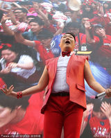 组图：韩国球迷观战派对 鸟叔献艺火烈鸟舞