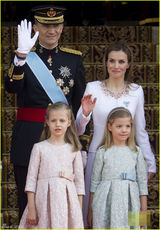 组图：西班牙国王费利佩六世登基 新王后美艳