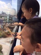 组图：蔡少芬独自带两女儿玩乐 女儿漂亮似妈妈