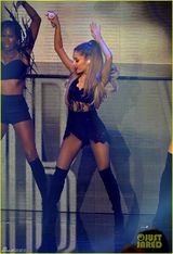 组图：美女初长成！格兰德短裤黑丝袜热舞被摸