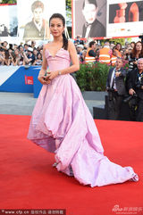 组图：赵薇威尼斯红毯惹眼 艳粉裙大露背如女王