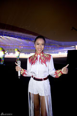 组图：吉克隽逸献唱青奥会闭幕式 表达爱与感激