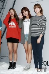 组图：少女时代孝渊A Pink等出席活动 秀出简约时尚