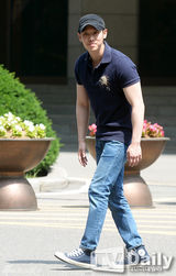 组图：韩星金东旭退伍 遇记者抿嘴点头