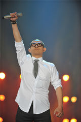 组图：腾格尔热舞《桃花源》 被指搞双重标准