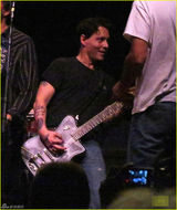 组图：约翰尼德普变身摇滚型男 玩吉他秀技巧