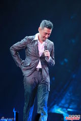 组图：孙燕姿演唱会紧身裤玩倒立 牵手张学友