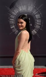 组图：杰西-J深V露背裙现身MTV 性感抢镜