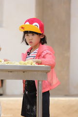 组图：萌娃玩坏拉面 创揉面新手法个个变面人