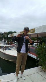 组图：朱亚文抵达水城威尼斯 偶遇导演许鞍华